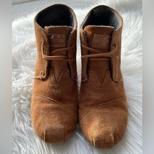 Toms Suede chukka wedge boots 7.5